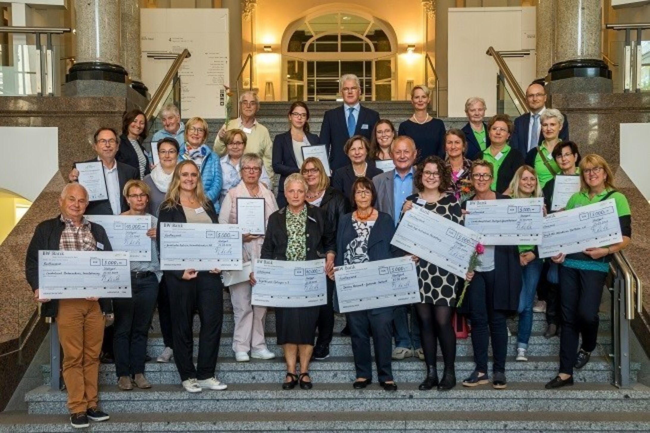Gruppenbild der Preisträger des Großen Präventionspreises 2017 im Haus der Wirtschaft Gruppenbild der Preisträger des Großen Präventionspreises 2017 im Haus der Wirtschaft
