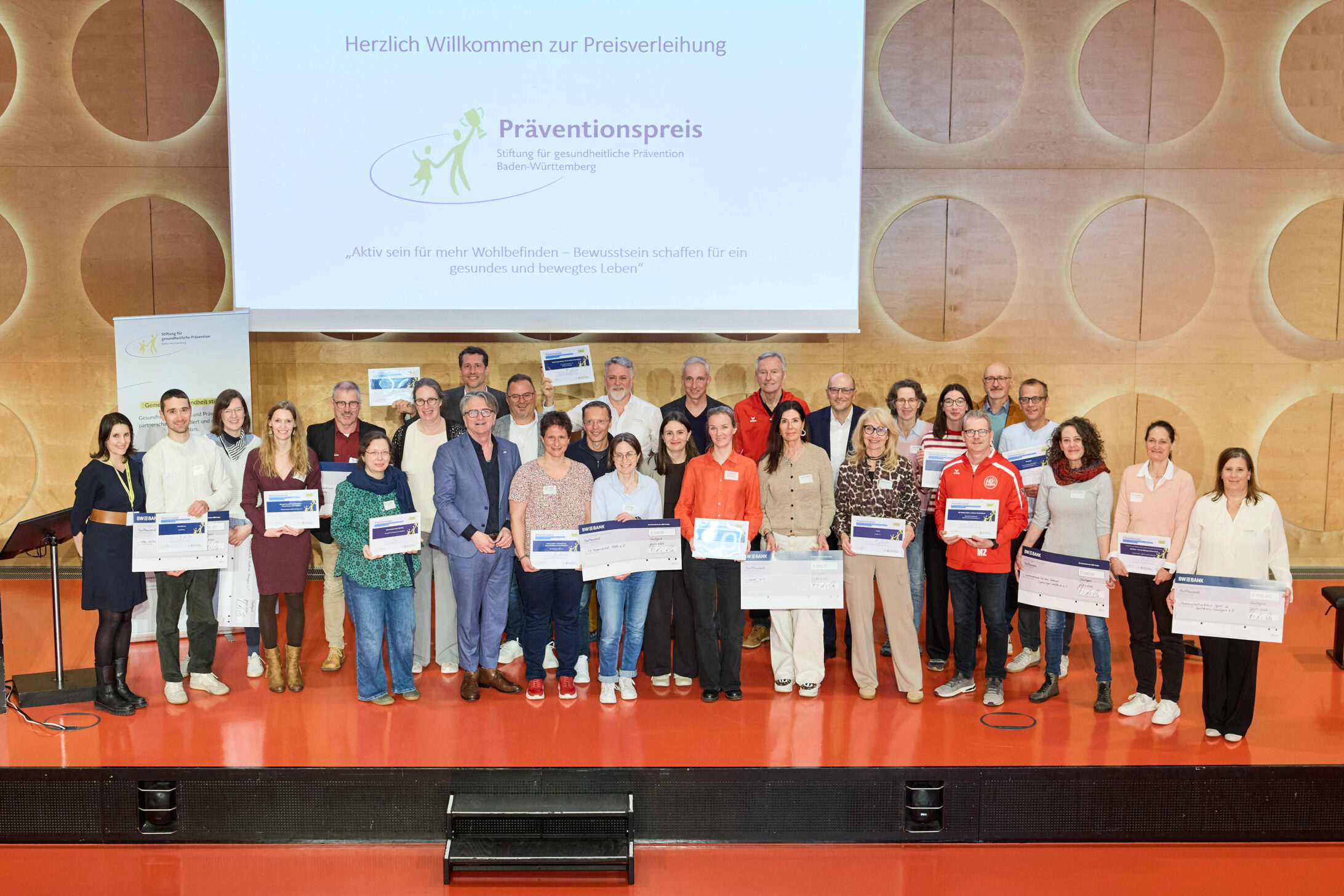 Gruppenbild aller Preisträgerinnen und Preisträger auf der Bühne